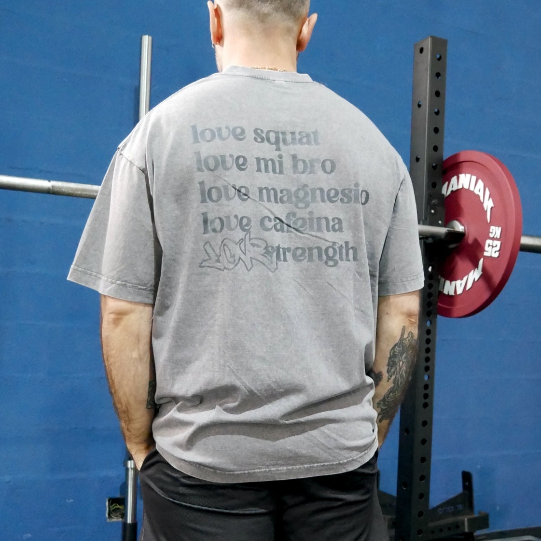 Camiseta gris Love Strength, diseño de espalda