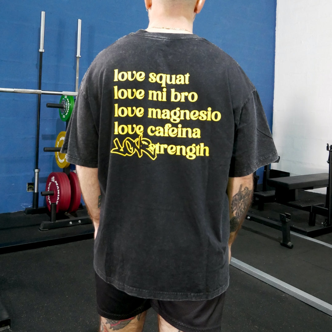 Camiseta negra Love Strength, diseño de espalda